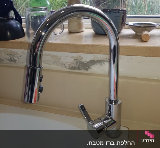 ברז מטבח כרום עם ידית מתכת על כיור